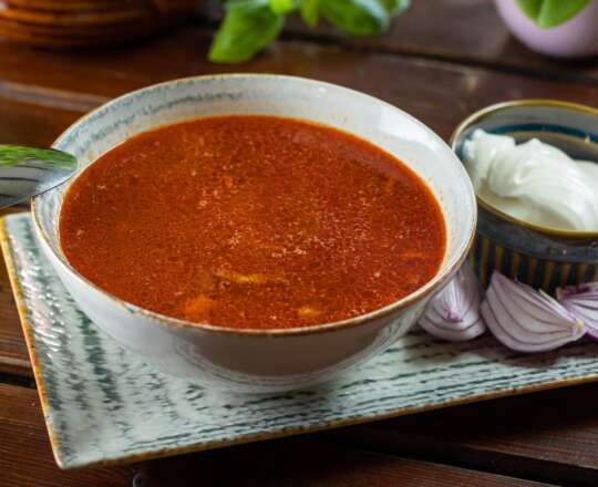 Ciorbă de fasole boabe cu ciolan de porc afumat