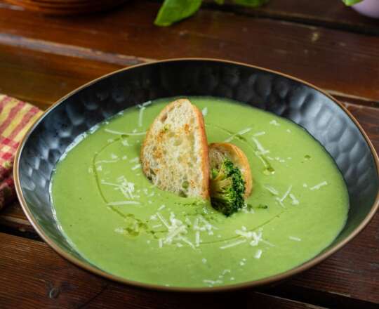 Supă cremă de broccoli și mentă