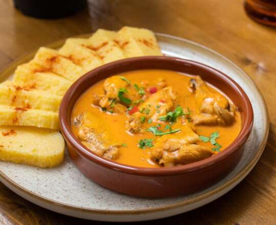 Papricaș de pui cu mămăligă disponibil în Florești la Atelierul de Pizza în locație sau prin livrare