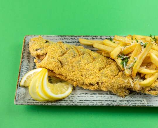 Păstrăv în mălai cu mujdei