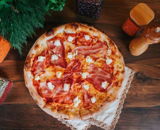 Pizza cu salam picant și Philadelphia cu livrare în Florești și Cluj-Napoca
