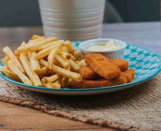 Fish fingers cu sos de lamaie si usturoi