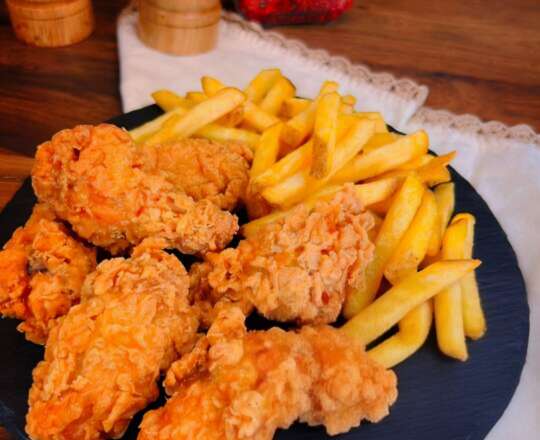 Aripioare de pui crispy cu cartofi prăjiți