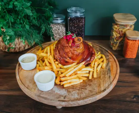 Ciolan de porc extra crispy și cartofi prăjiți