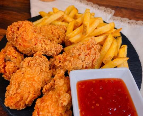 Aripioare de pui crispy cu sos sweet chilli și cartofi prăjiți