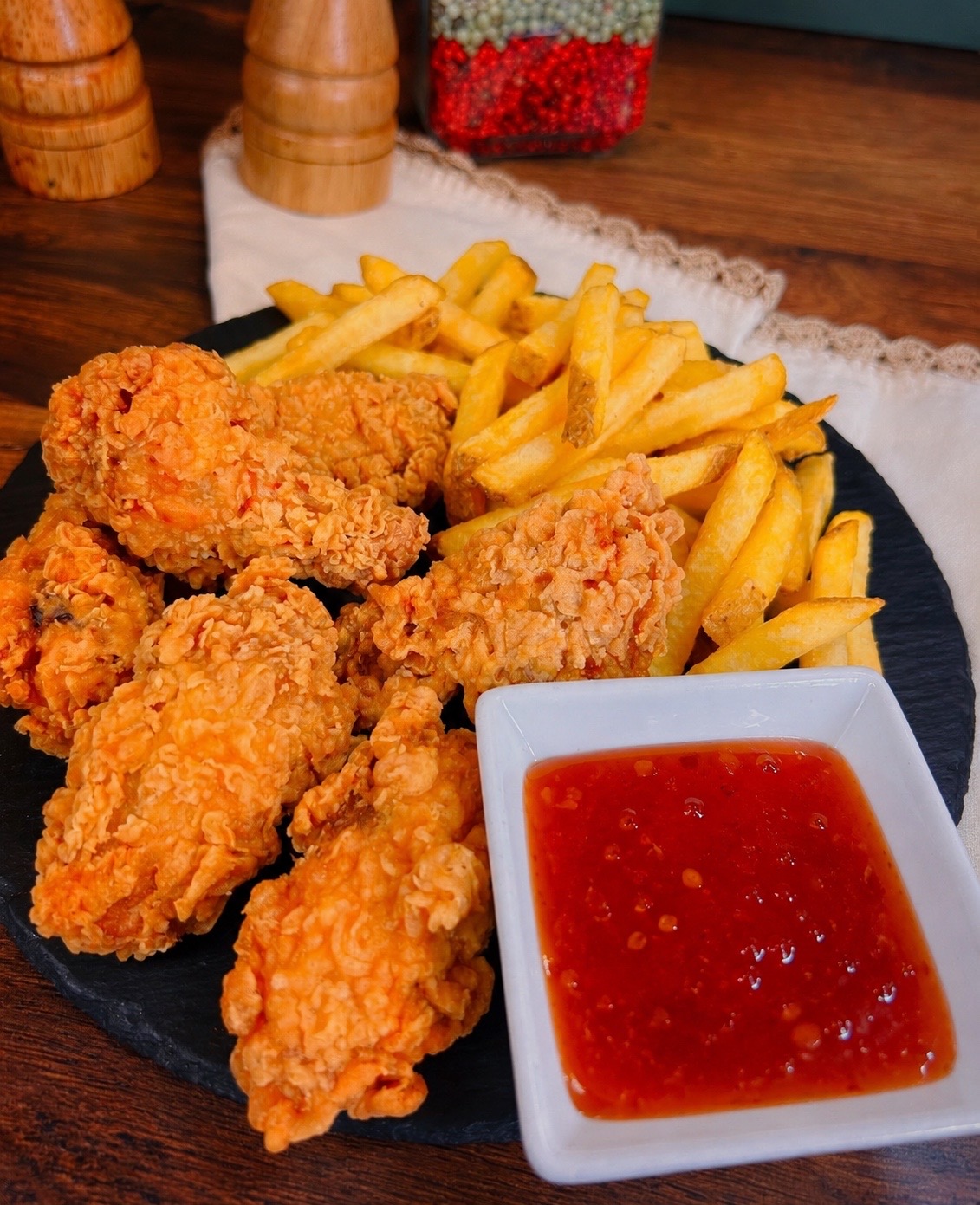 Aripioare de pui crispy cu sos sweet chilli și cartofi prăjiți