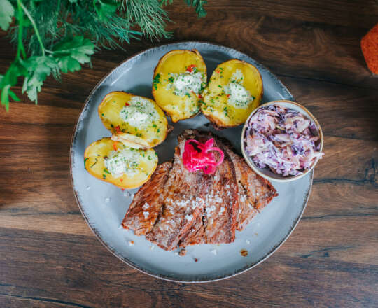 Brisket de vită grain fed cu salată coleslaw