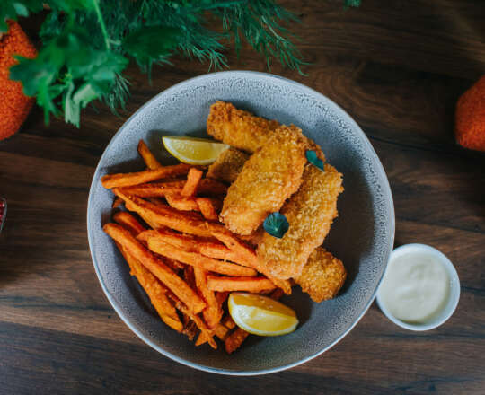 Fish fingers cu sos honey garlic și cartofi dulci prăjiți livrare Florești și Cluj-Napoca