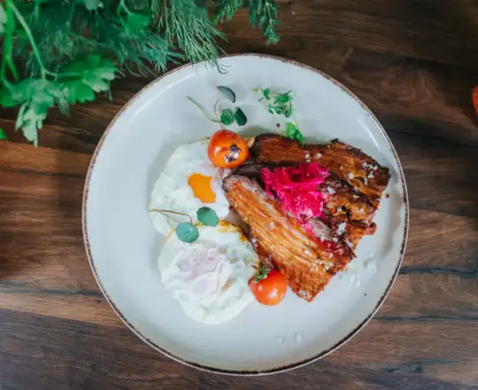 Mic dejun texan - brisket cu ouă prăjite