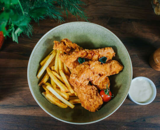 Piept de pui crispy cu sos garlic parmezan și cartofi prăjiți livrare Florești și Cluj-Napoca