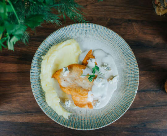 Piept de pui în sos gorgonzola și piure de cartofi livrare Florești și Cluj-Napoca